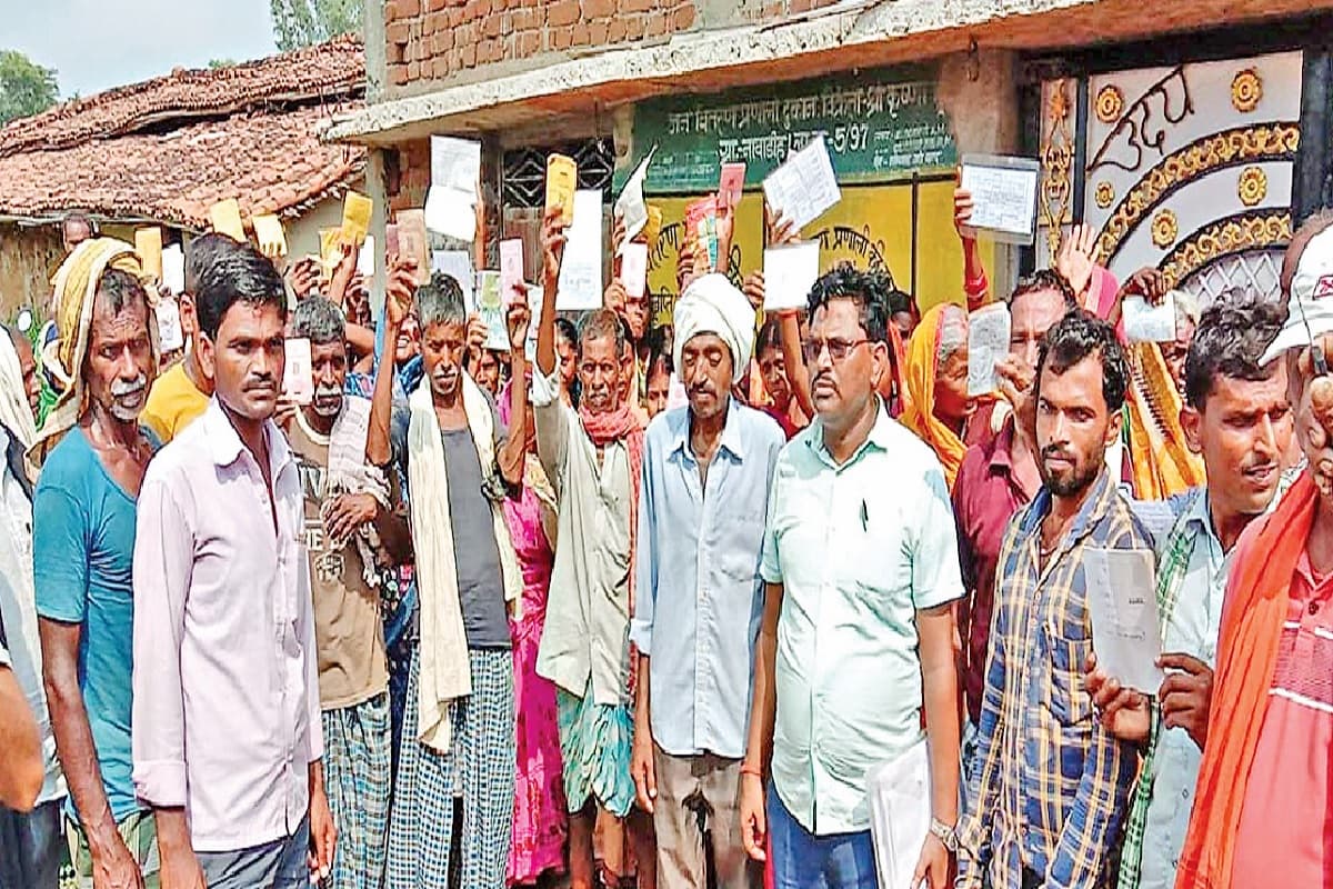 चतरा में गरीबों के निवाले पर डाला जा रहा डाका, कार्डधारियों को आधा से कम मिल रहा है अनाज