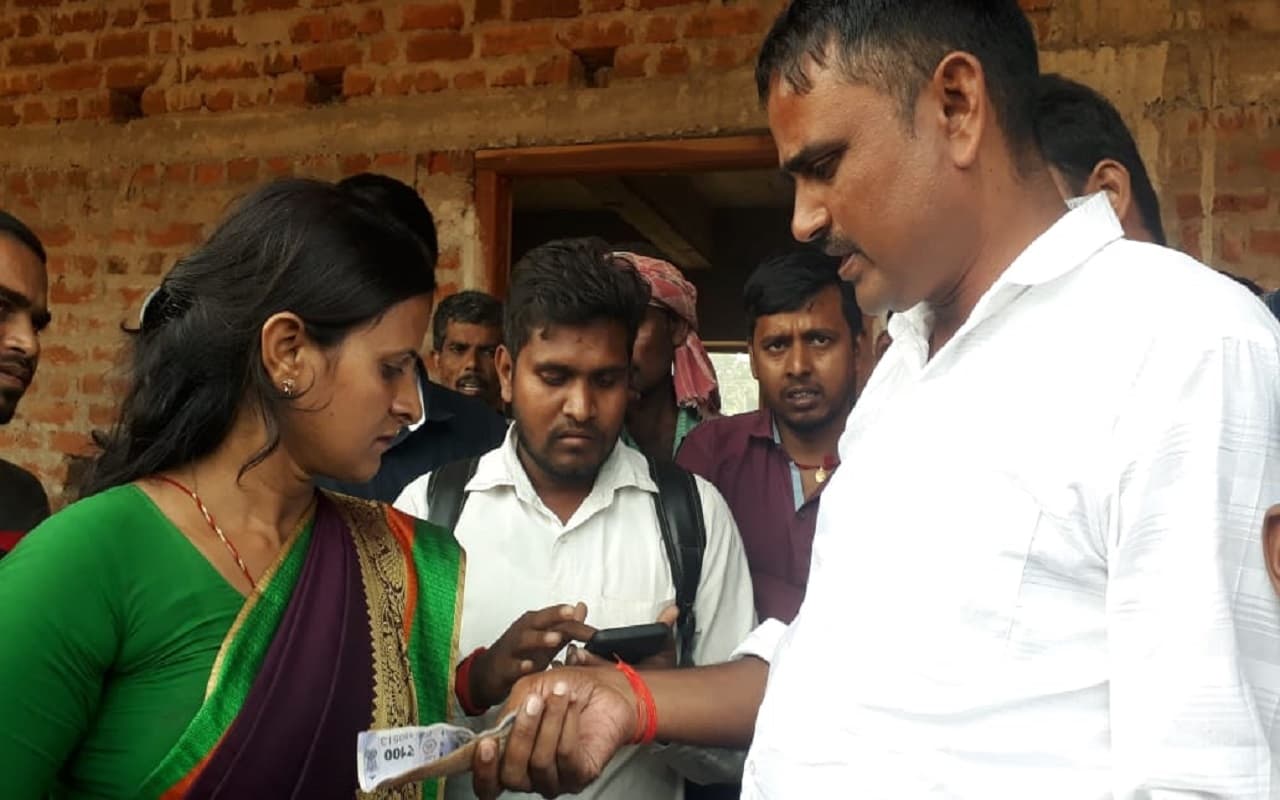 Jharkhand:आपकी योजना, आपकी सरकार, आपके द्वार कैंप के पीछे राशन कार्ड ऑनलाइन करने के एवज में पैसे की वसूली