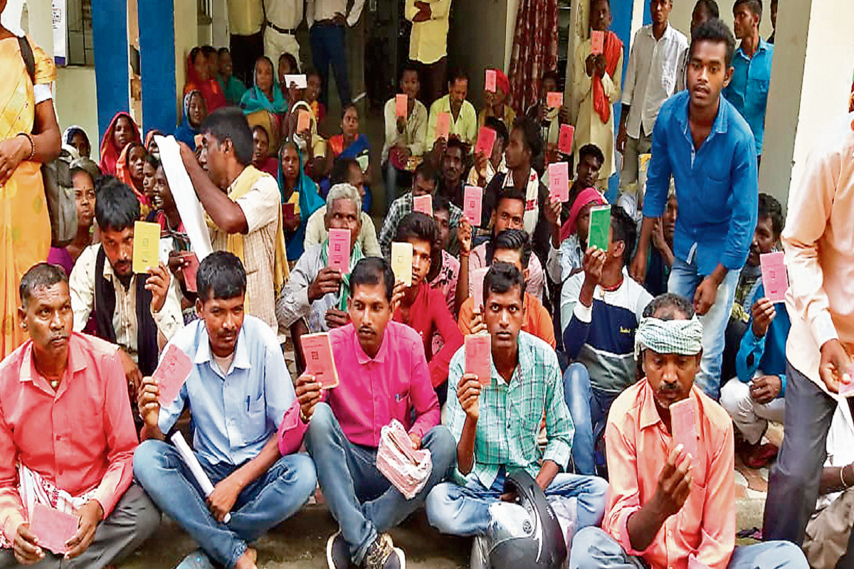 लोहरदगा में उग्रवाद प्रभावित क्षेत्र के गरीबों को नहीं मिल रहा राशन, ग्रामीणों ने अधिकारी को सौंपा ज्ञापन