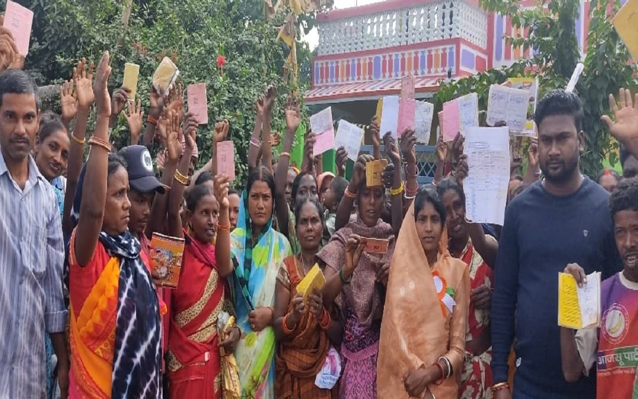 Jharkhand News : रामगढ़ में राशन डीलर की मनमानी के खिलाफ लाभुकों में आक्रोश, लाइसेंस रद्द करने की मांग