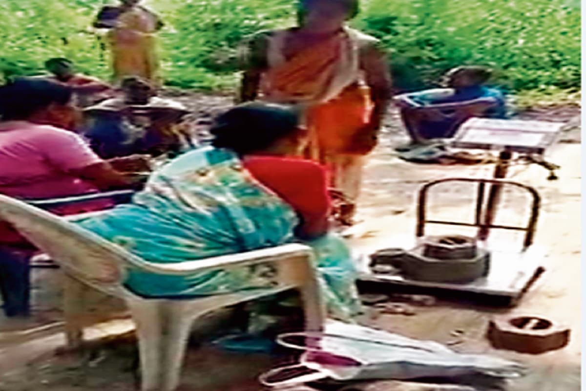 सिमडेगा में इलेक्ट्रॉनिक वेट मशीन से भी नहीं रुक रही राशन की चोरी, ऐसे दिया जा रहा घटना को अंजाम