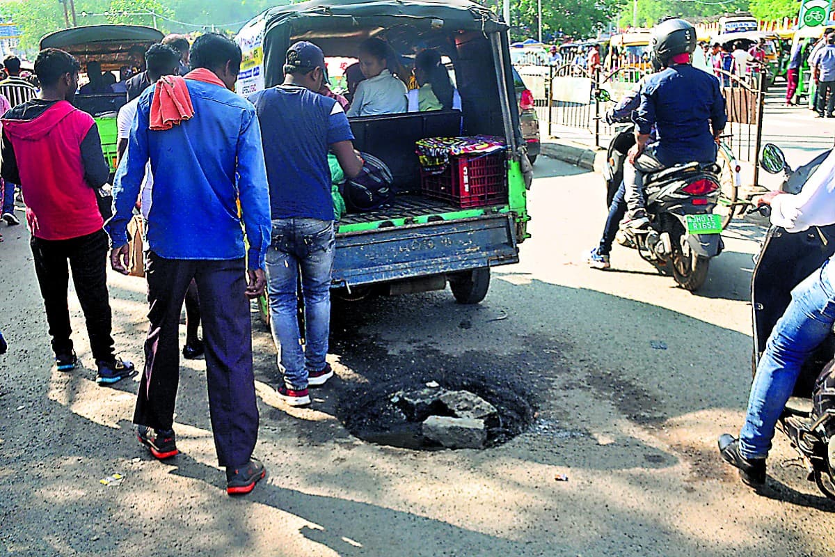 रांची में एलिवेटेड रोड और फ्लाइओवर की आस में हर दिन गड्ढे में गिर रहे लोग