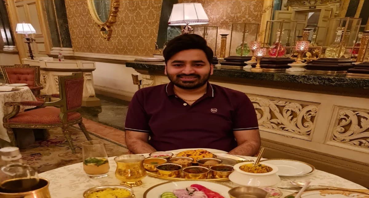 रांची के जायकों की पहचान करवा रहे हैं रांची के रौनक,जानें झारखंड के पहले फूड ब्लॉगर के बारे में