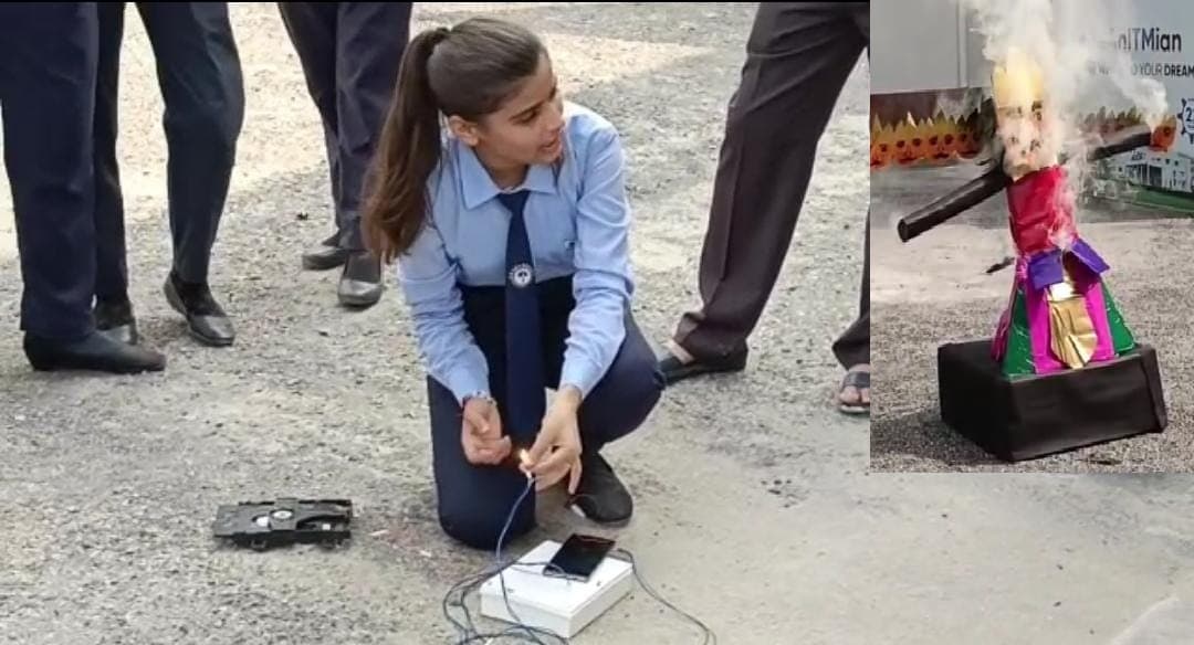 Ravan Dahan: भावी इंजीनियर्स ने तैयार किया हाईटेक डिवाइस, मोबाइल पर जय श्रीराम लिखते ही जल जाएगा ‘रावण’