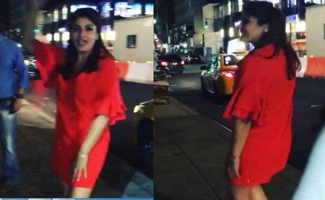 रवीना टंडन ने न्‍यूयॉर्क की सड़कों पर किया था डांस, मुंह छुपाकर भागी थी बेटी... VIDEO