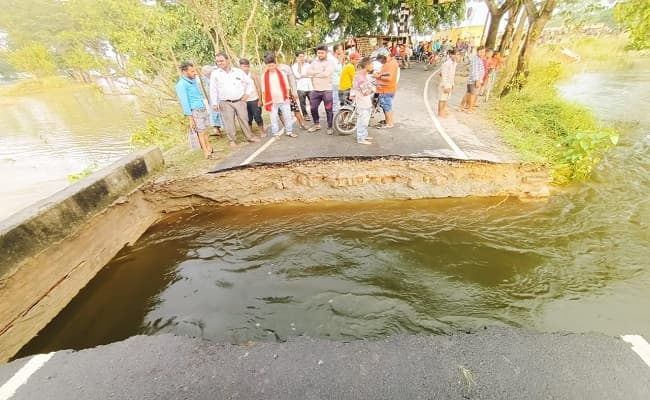 Bihar Flood: चंपारण में अंग्रेज जमाने का बना पुल ध्वस्त, नेपाल से आने वाली गाड़ियां भी रूकी, आवागमन बाधित