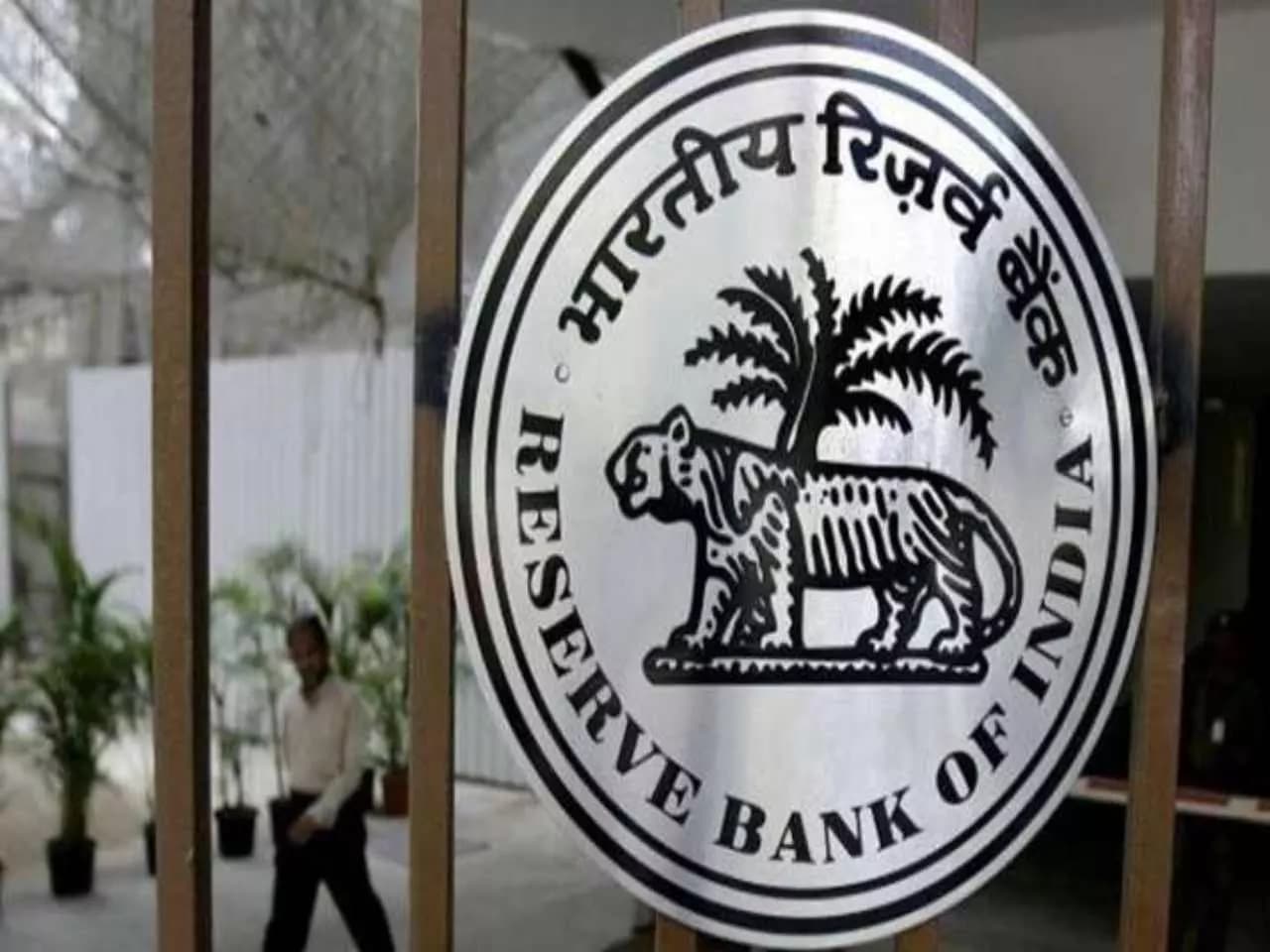 Paperless Banking: अपनी शाखाओं में कागज के इस्तेमाल को पूरी तरह बंद करने पर विचार कर सकते हैं बैंक
