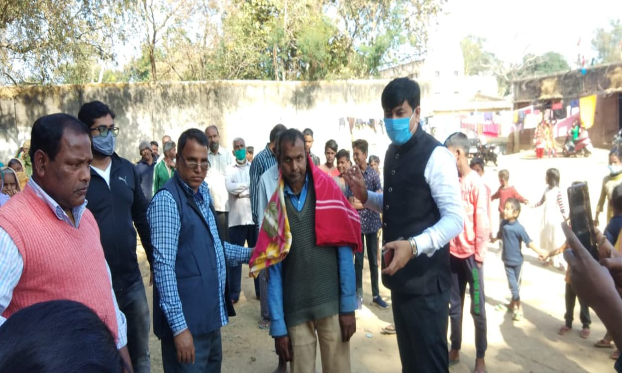 गरीब व जरूरतमंदों को ठंढ से बचाने में जुटी RCSR सामाजिक संगठन, रांची के कई क्षेत्रों में बांटे गर्म कपड़े व कंबल