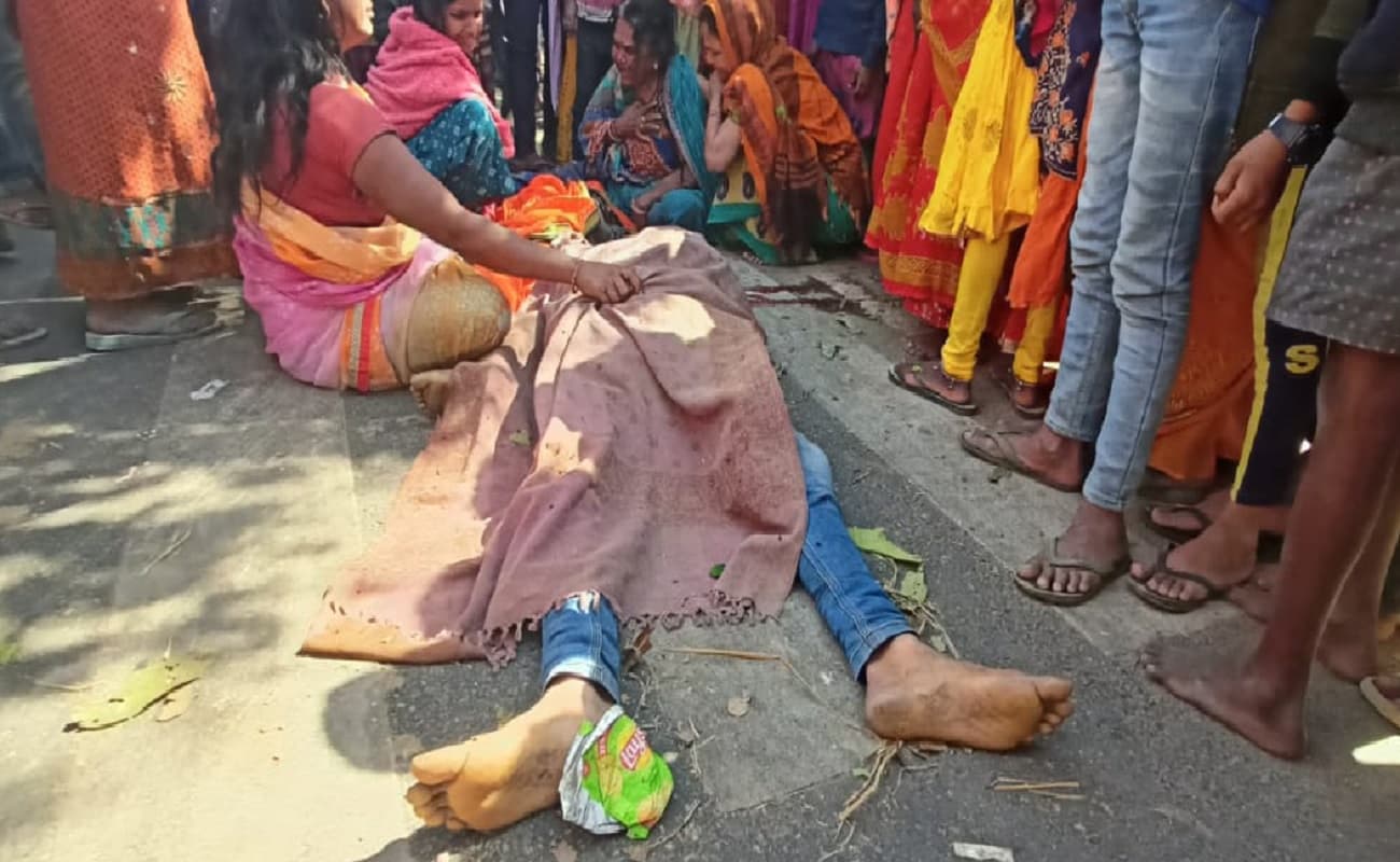 लखीसराय में ओवरलोड बालू लदे ट्रैक्टर ने तीन लोगों को रौंदा, दो की मौत, ग्रामीणों ने सड़क जाम कर किया प्रदर्शन