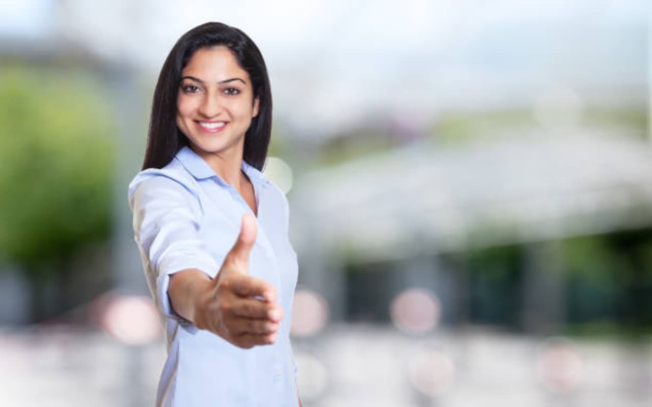 Personality Tips : जानिए क्या कहती है आपकी बॉडी लैंग्वेज, कैसे बने अधिक आत्मविश्वासी