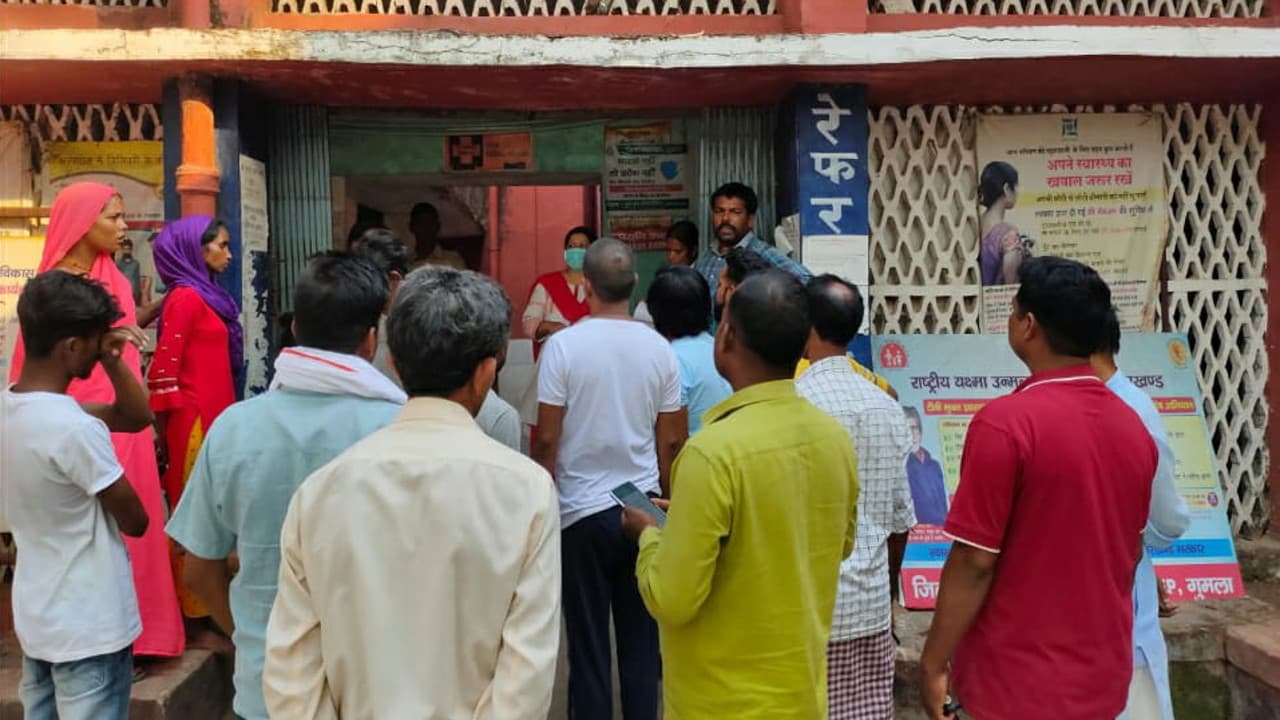 गुमला के बसिया में कार ने 3 लोगों को कुचला, एक बच्ची की हुई मौत, आक्रोशितों ने अस्पताल में किया हंगामा