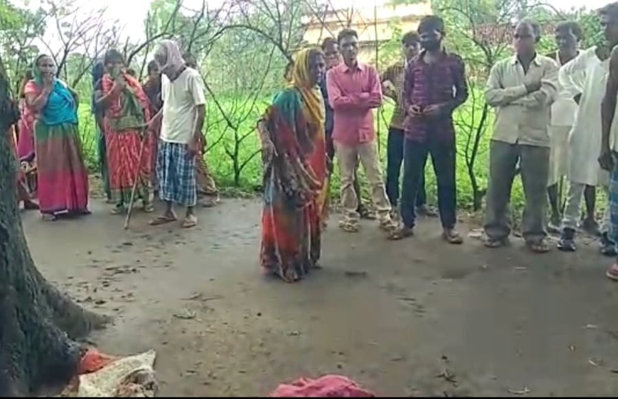 पलामू के रेहला में अपने तीन बच्चों के साथ मां मालगाड़ी के नीचे कूदी, मां-बेटी की मौत, दोनों बच्चों की हालत नाजुक