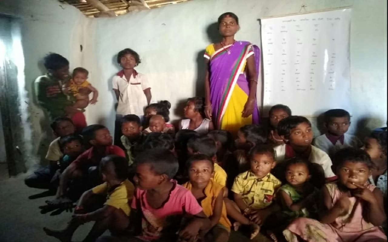 गुमला की रेखा उरांव 33 बच्चों को अपने घर पर पढ़ा रही मुफ्त, मजदूरी कर पत्नी को पढ़ा रहे पति छोटू उरांव