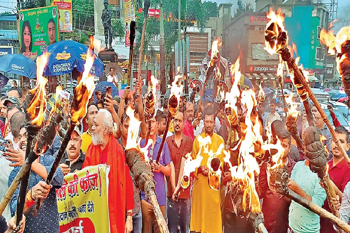झारखंड के मठों और मंदिरों की समितियों के गठन के विरोध में उतरे लोग, निकाला आक्रोश मार्च