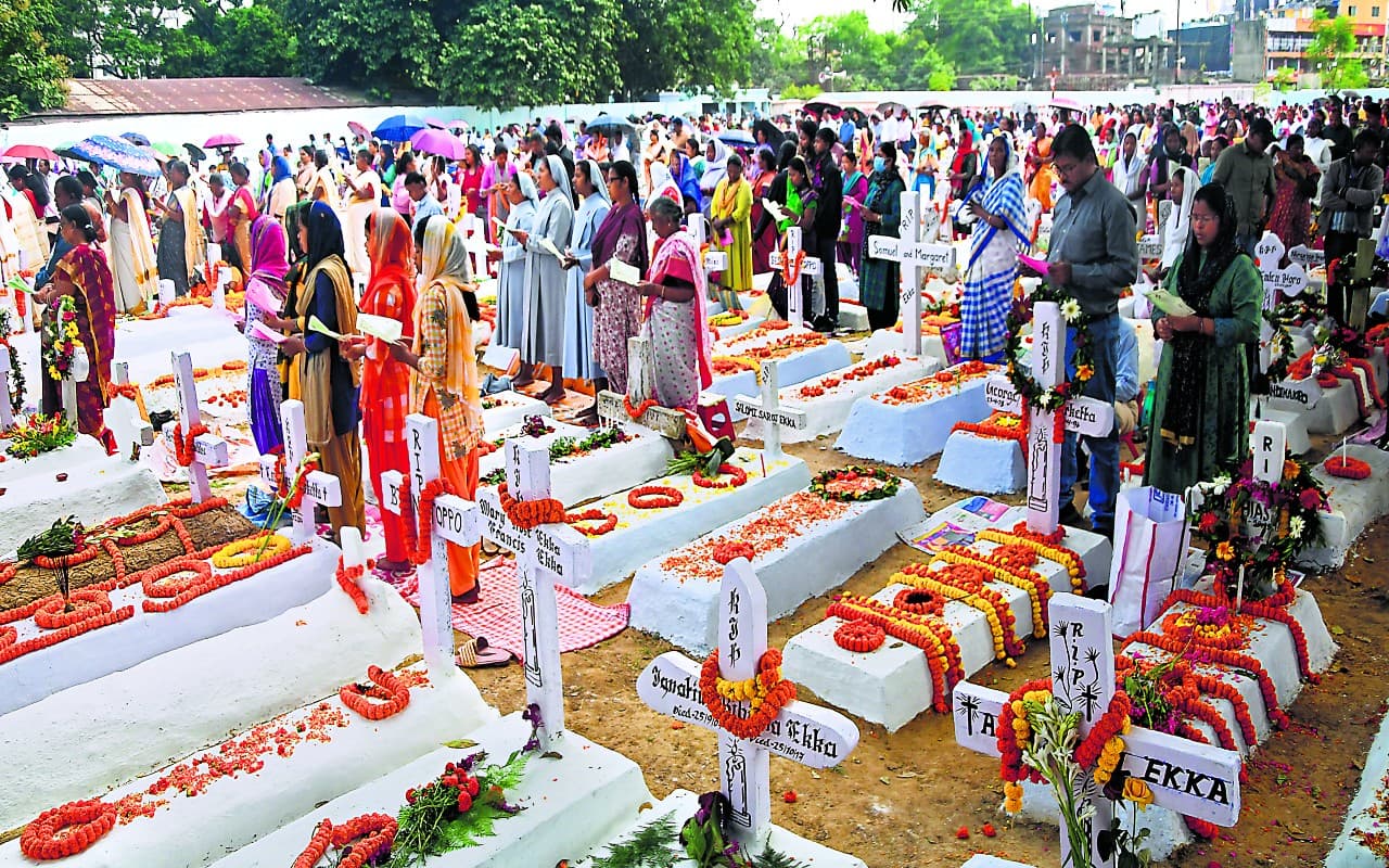 रांची में मसीहियों ने मनाया मृत विश्वासियों का स्मरण दिवस, जलायी मोमबत्तियां