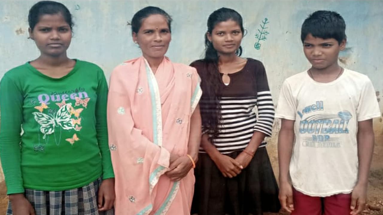 मजदूरी कर 5 बच्चों की परवरिश कर रही गुमला की सरांगो पंचायत की पंसस रेणुका, पति की मौत का नहीं मिला मुआवजा