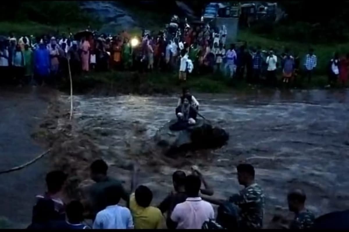 झारखंड: पानी के तेज बहाव में फंसीं दो छात्राएं, सीआरपीएफ के जवानों ने ग्रामीणों की मदद से ऐसे सुरक्षित निकाला