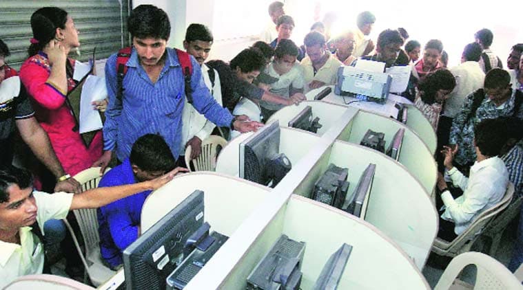 सुबह से ही थी बेचैनी, साइबर कैफे पर 11 बजे से पहुंचने लगे छात्र