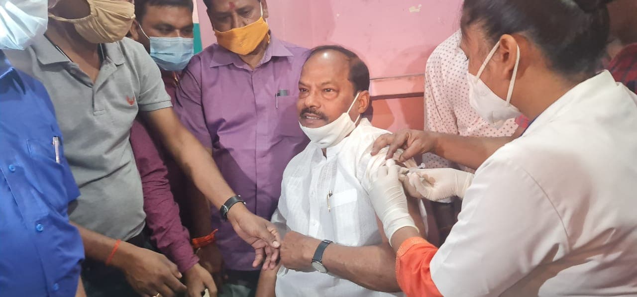 Corona Vaccine : झारखंड के पूर्व सीएम रघुवर दास ने ली कोरोना वैक्सीन, आम लोगों से की ये अपील, एमजीएम हॉस्पिटल की समस्याओं से हुए अवगत