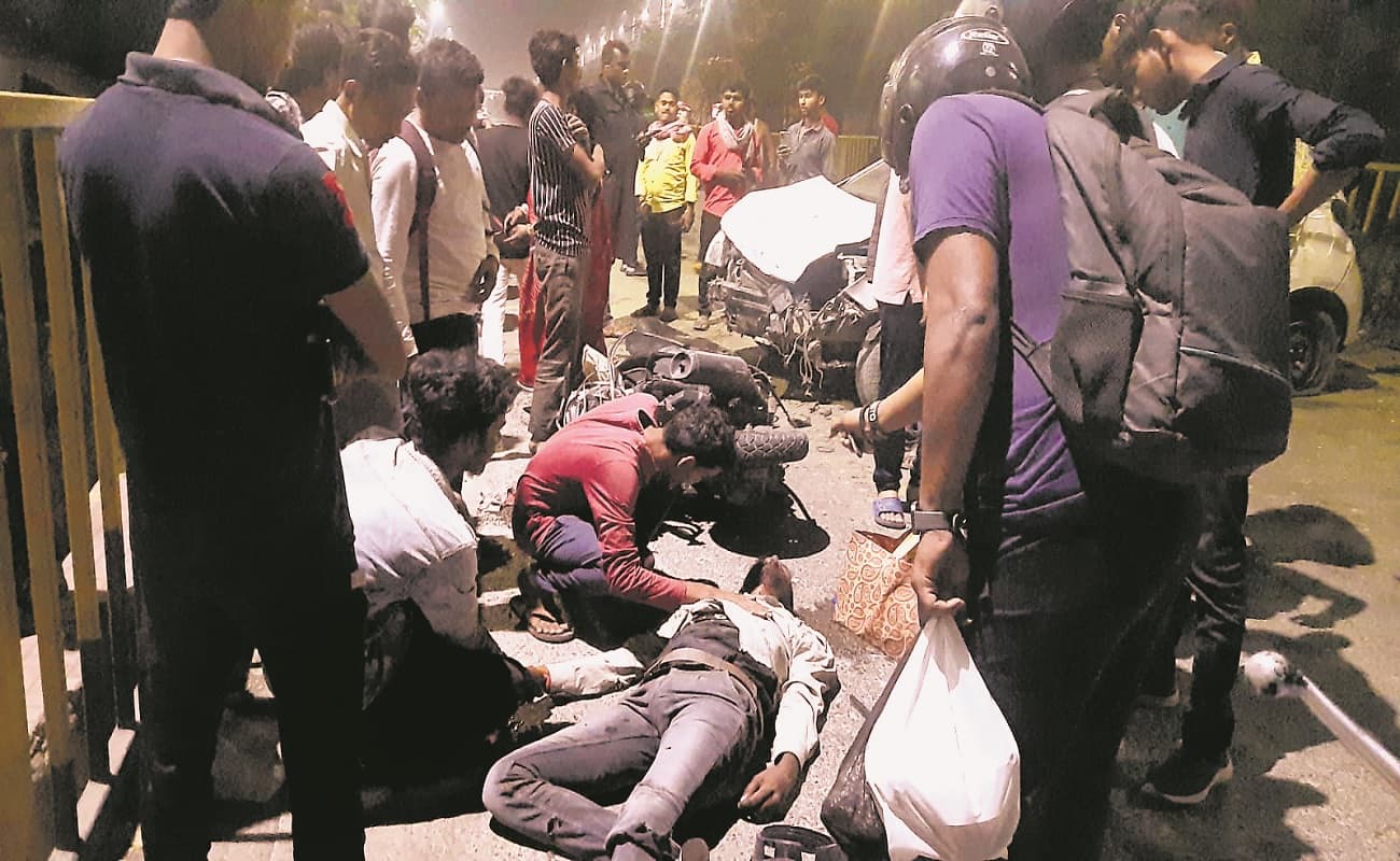 Patna : नशे में धुत कार सवार ने स्कूटी में मारी टक्कर, स्थानीय लोगों ने युवकों को जमकर पीटा