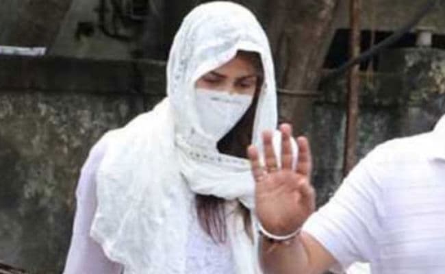 Sushant Singh Rajput suicide: बयान दर्ज कराने बांद्रा पुलिस स्टेशन पहुंची रिया चक्रवर्ती