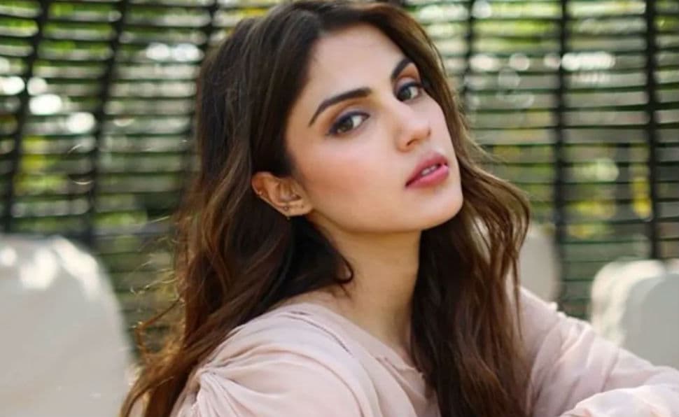 Sushant case: अब मुझे पता चला कि भारत में गांजा क्यों वैध नहीं? रिया की गिरफ्तारी पर ‘अलीगढ़' के निर्देशक का तंज