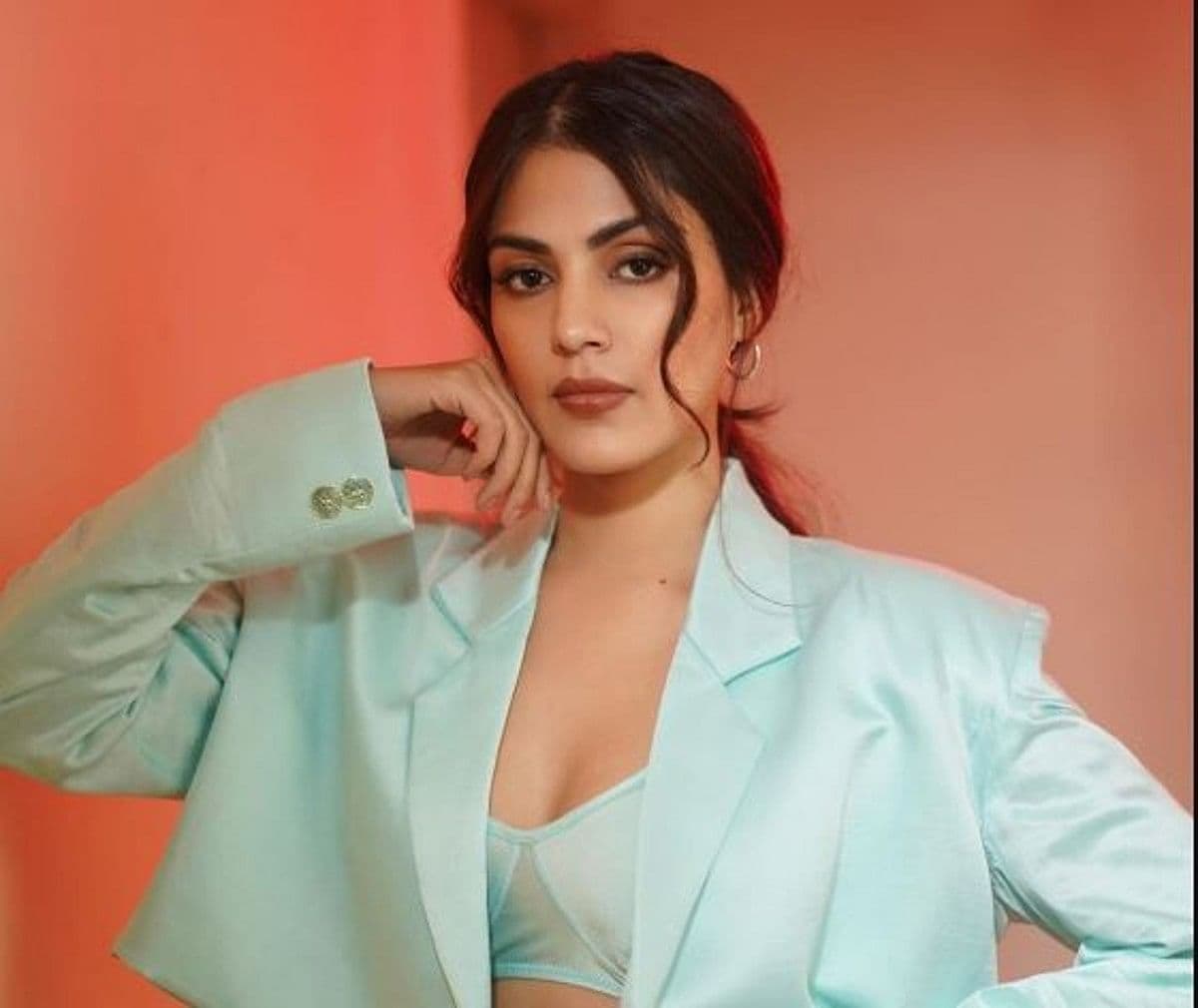 Rhea Chakraborty ने पोस्ट में दी लड़कियों को सलाह, कहा- इंस्टाग्राम ब्यूटी के जाल में ना फंसे लड़कियां