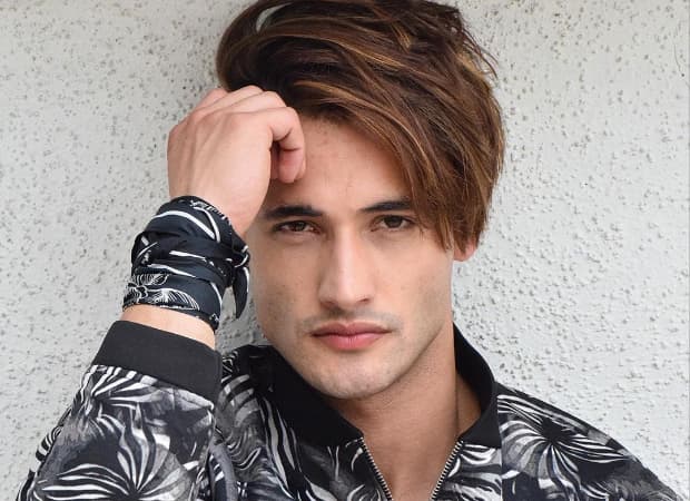 बिग बॉस फेम आसिम रियाज पर हमला, हाथ और पैर में लगी गंभीर चोट, देखें VIDEO