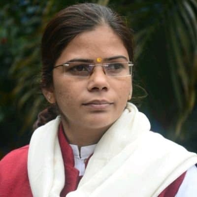 सपा से निकाली गयी रिचा सिंह पहुंची चुनाव आयोग, कहा पार्टी ने संविधान की अवमानना की, कार्रवाई की मांग