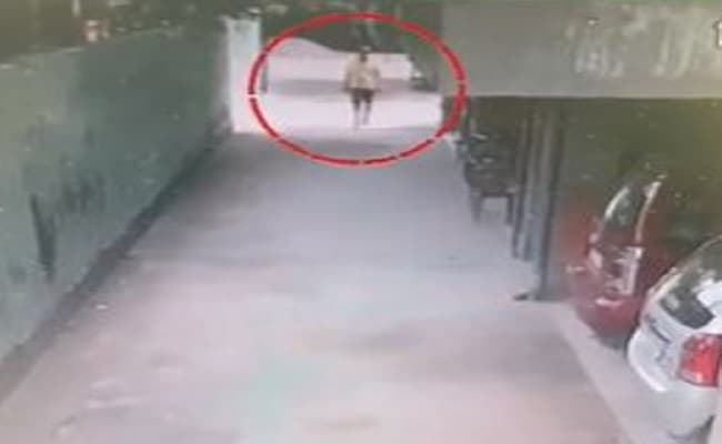 Patna News: रिटायर्ड कर्मचारी ने पड़ोस के अपार्टमेंट से कूदकर दी जान, CCTV में कैद हुआ पूरा घटनाक्रम