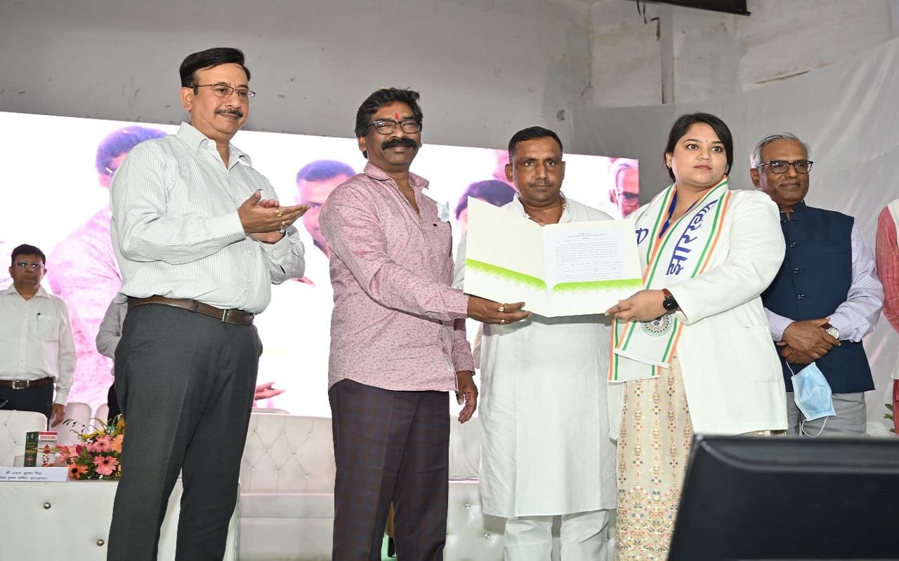 सीएम हेमंत सोरेन ने 470 डॉक्टरों को दिया नियुक्ति पत्र, कार्डियोलॉजी व रेडियोलॉजी मशीनों का किया लोकार्पण सीएम हेमंत सोरेन ने 470 डॉक्टरों को दिया नियुक्ति पत्र, कार्डियोलॉजी व रेडियोलॉजी मशीनों का किया लोकार्पण