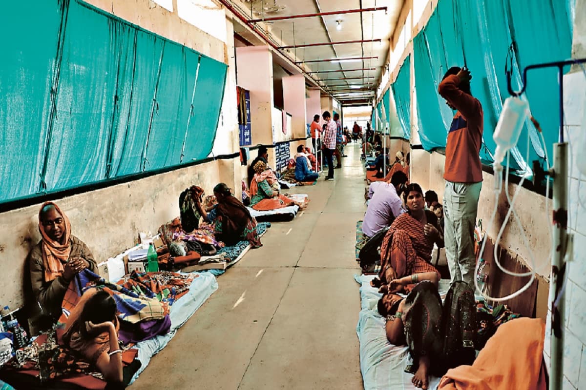 नहीं सुधर रही रांची रिम्स की स्थिति, गलियारे में गर्मी की तपिश झेलकर इलाज कराने को विवश हुए मरीज