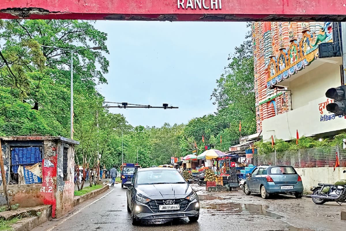 रांची के रिम्स के मुख्य द्वार से ट्रॉमा सेंटर तक आधा दर्जन बड़े गड्ढे, फंस रही एंबुलेंस