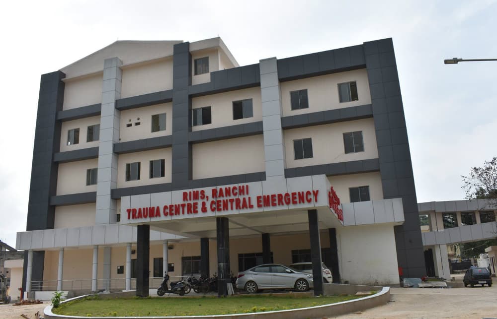 COVID-19: लैब टेक्नीशियनों ने किया रिम्स निदेशक और अधीक्षक का घेराव