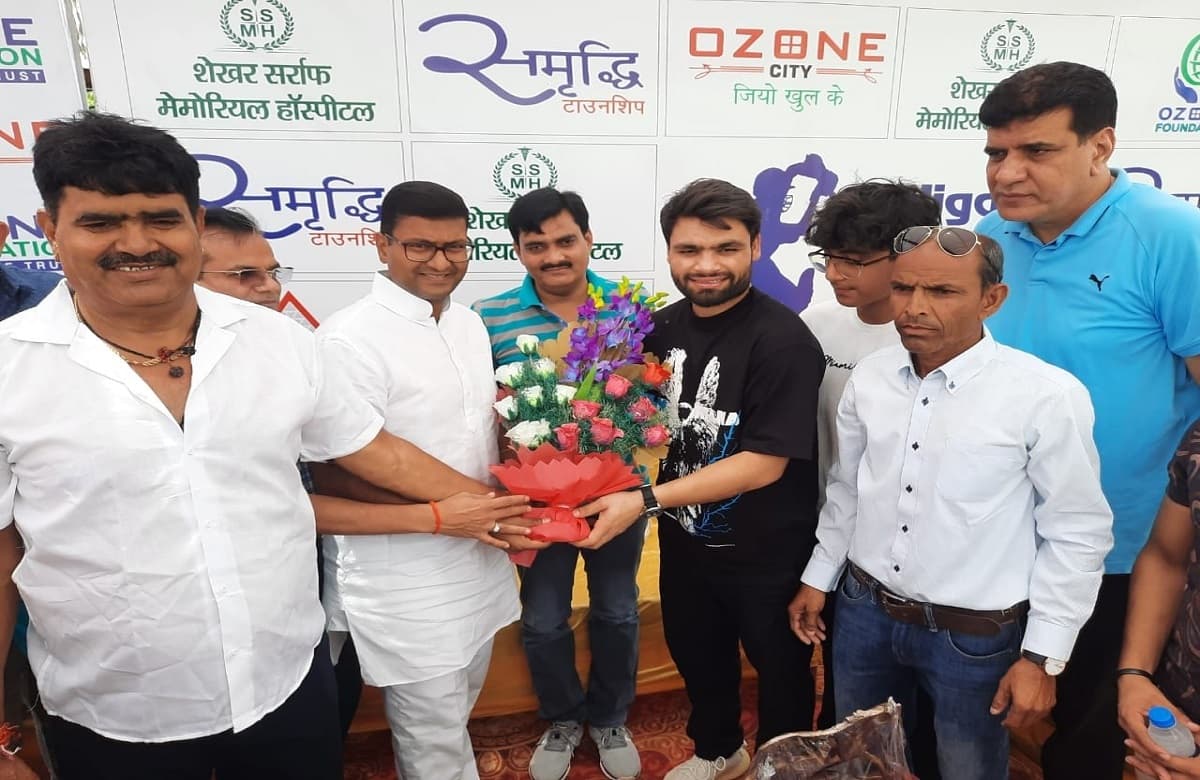 अलीगढ़ प्रीमियम लीग का क्रिकेटर रिंकू सिंह ने किया उद्घाटन, बोले- सच्चे दिल से करें मेहनत ऊपर वाला भी देगा साथ