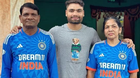 आयरलैंड से लौटे रिंकू सिंह, माता-पिता को पहनाई टीम इंडिया की जर्सी, एशियन गेम्स में शानदार प्रदर्शन की तैयारी