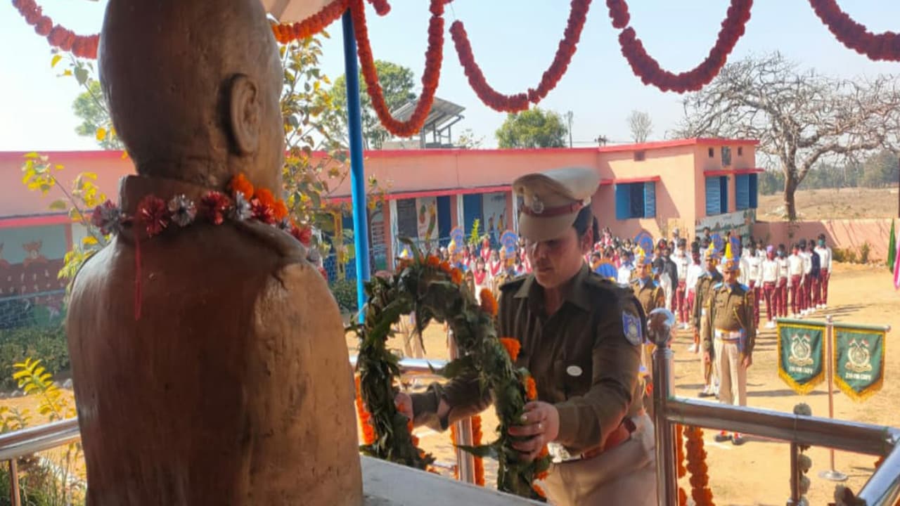 पुलवामा में शहीद हवलदार विजय सोरेंग को श्रद्धाजंलि, परिजनों ने विधायक से गांव के विकास की मांग की