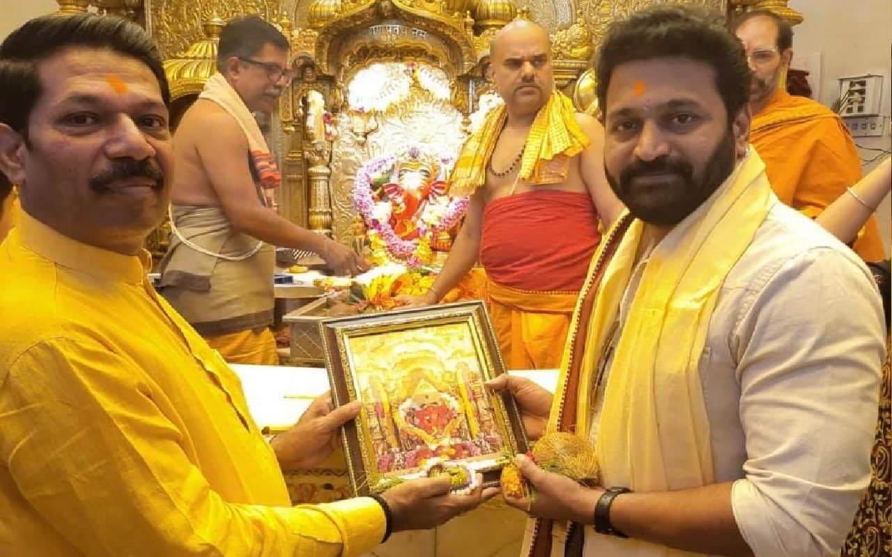 Kantara को मिल रही जबरदस्त सफलता के बीच ऋषभ शेट्टी पहुंचे सिद्धिविनायक मंदिर, लिया बप्पा का आशीर्वाद