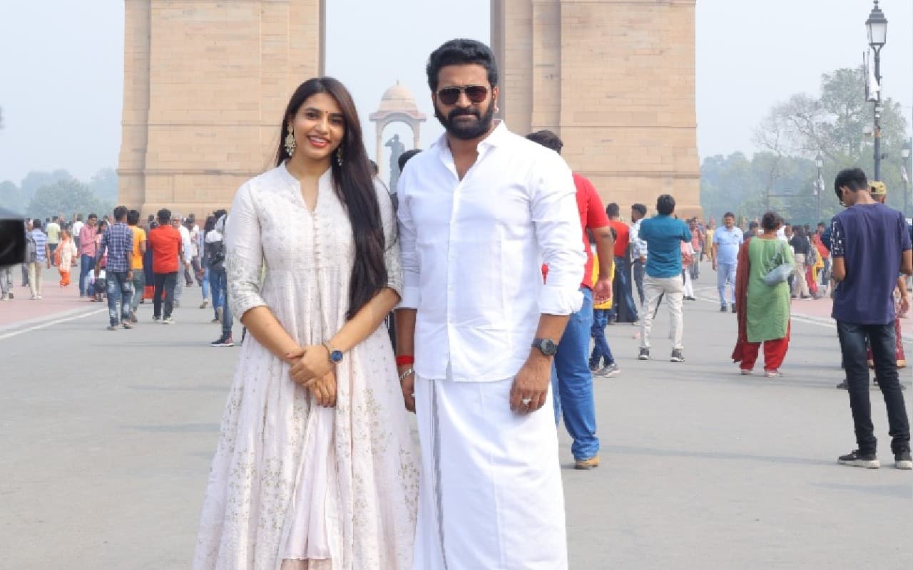 Kantara: ऋषभ शेट्टी अपनी फिल्म के प्रमोशन के लिए पहुंचे इंडिया गेट, सप्तमी गौड़ा संग तस्वीरें आई सामने