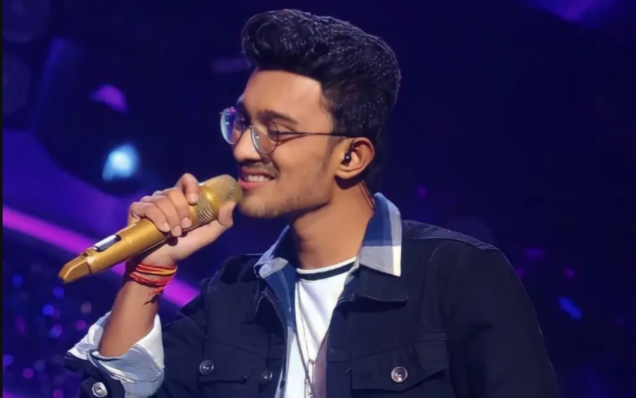 Indian Idol 13 Winner: ऋषि सिंह ने चमचमाती ट्रॉफी के साथ जीते 25 लाख रुपये, ऐसी है सिगिंग स्टार की पर्सनल लाइफ