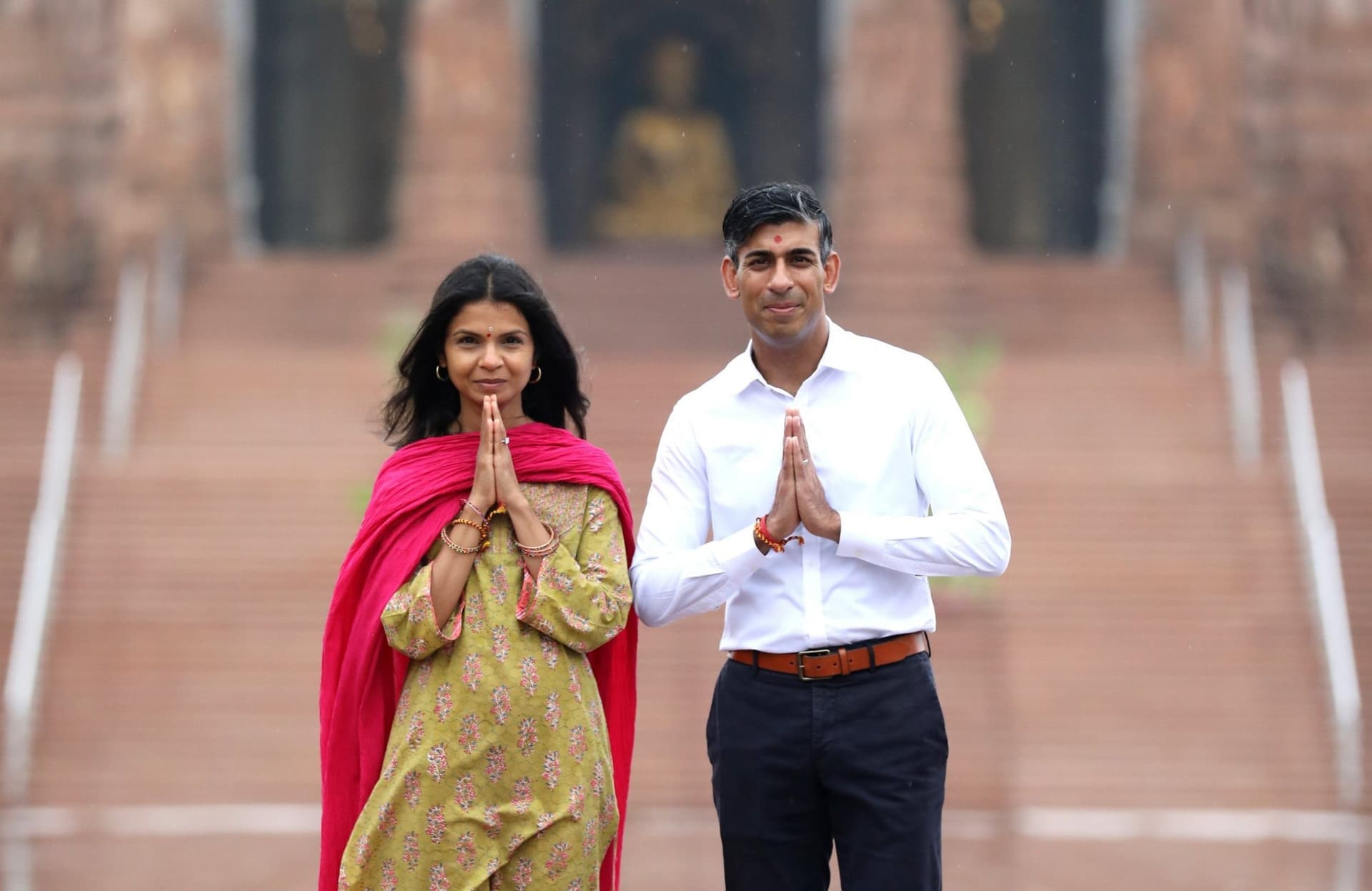 हल्की बारिश के बीच सुबह-सुबह पत्नी के साथ कुछ यूं अक्षरधाम मंदिर पहुंचे ऋषि सुनक, देखें तस्वीर