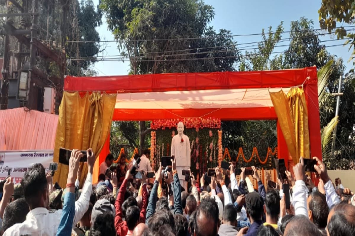 पूर्व सांसद रीतलाल प्रसाद वर्मा की प्रतिमा का हुआ अनावरण, कई राजनीतिक दलों के नेता हुए शामिल