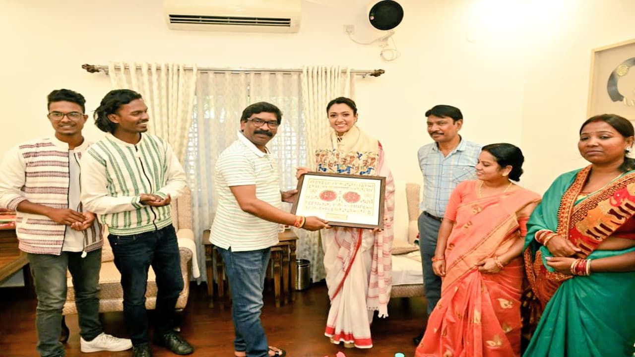 CM हेमंत से फेमिना मिस इंडिया झारखंड रिया तिर्की ने की भेंट, राज्य के युवाओं में प्रतिभा की नहीं है कमी