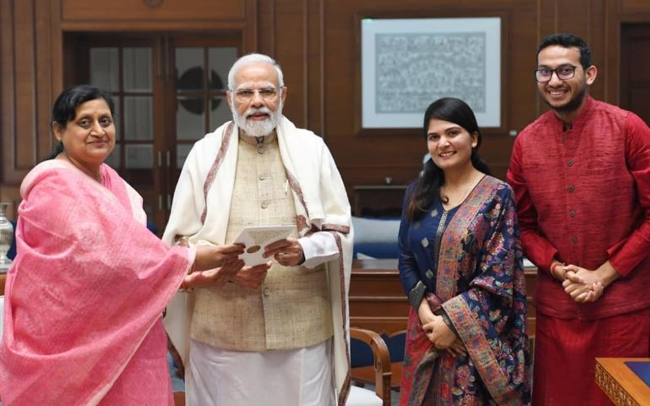 जल्द सात फेरे लेंगे OYO रूम्स के फाउंडर रितेश अग्रवाल, होने वाली दुल्हनिया और मां संग पीएम से मिले, फोटो देखें