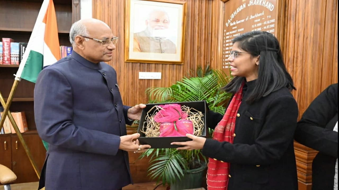 झारखंड के राज्यपाल रमेश बैस से मिलीं फैशन डिजाइनर रीतिका कुमारी, फैशन डिजाइनिंग में संभावनाओं पर कही ये बात
