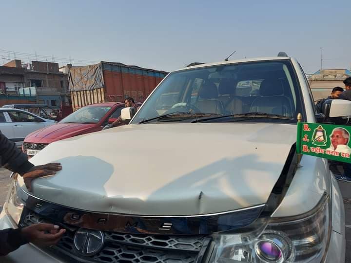 Bihar News : सड़क हादसे में बाल बाल बची मुखिया रितु जायसवाल, कार क्षतिग्रस्त