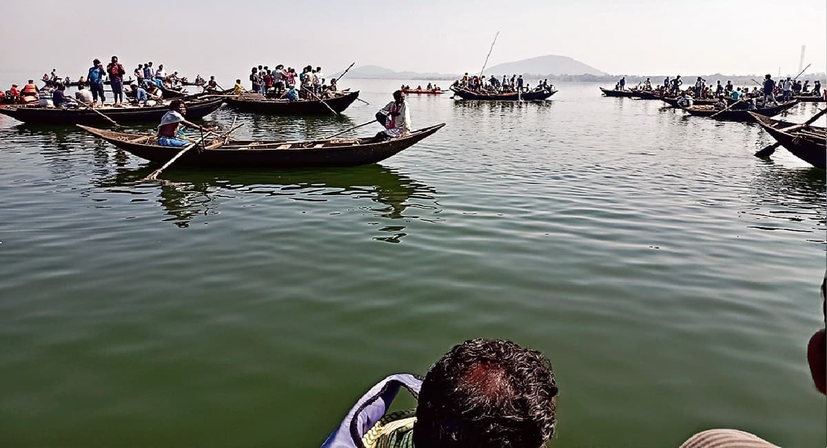 बराकर नाव हादसा: तीसरे दिन नदी से मिला महिला का शव मिला, आठ बाइक व डूबी नाव भी बरामद