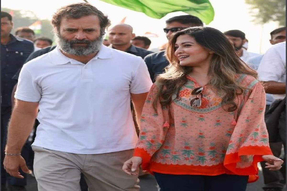 कांग्रेस की भारत जोड़ो यात्रा में शामिल हुई Riya Sen, राहुल गांधी के साथ कदम से कदम मिलाकर चली एक्ट्रेस