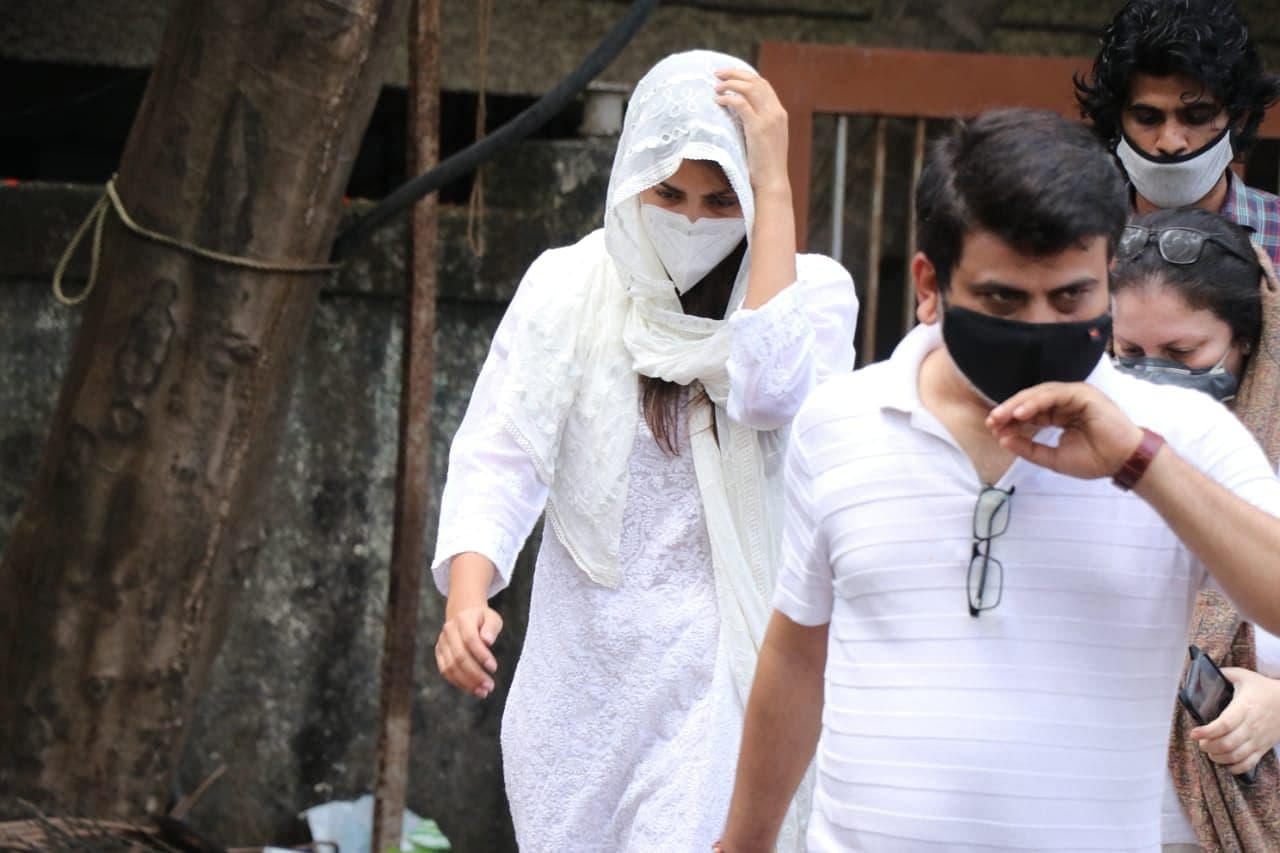 Sushant Case Updates : NCB दफ्तर पहुंची रिया चक्रवर्ती, ड्रग्स कनेक्शन में होगी पूछताछ