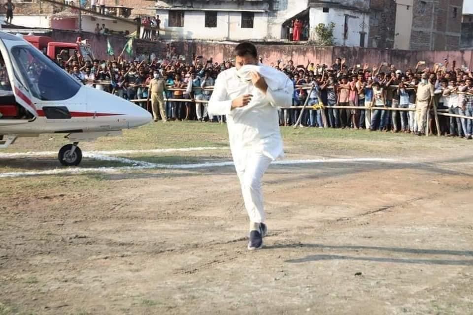 Bihar Election 2020: RJD Candidate की हरकत देख चुनावी मंच पर भड़के Tejashwi Yadav, जनसभा छोड़ कर निकले